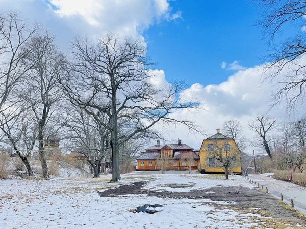 Stockholm 'deki Skansen Müzesi' nde bir çiftlik evi manzarası. Seyahat kavramı.