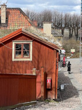 İsveç, Stockholm. Nisan 2022: Stockholm 'deki Skansen Müzesi' nde bir çiftlik evinin görüntüsü. Seyahat kavramı.