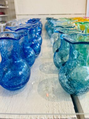 Stockholm, İsveç - Aril 2022: Renkli geleneksel İsveç cam horozlarının Skansen 'deki cam stüdyoda satışı. Cam ustasına ait renkli cam nesneler.