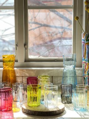 Stockholm, İsveç - Aril 2022: Renkli geleneksel İsveç cam horozlarının Skansen 'deki cam stüdyoda satışı. Cam ustasına ait renkli cam nesneler.
