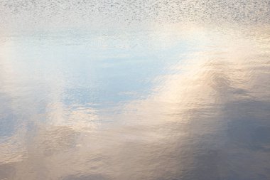 Gölde güzel bir ayna yansıması. Arnavutluk 'ta vurulmuş. Bulutların ve boş uzayın su yansıması. Tatil, tatil, ufukta özgürlük sahnesi. Boşluğu kopyala