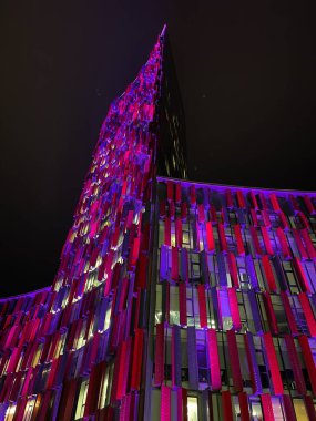 Tiran, Arnavutluk - 22 Kasım 2022: Tiran şehir merkezinde Tiran Marriott Hotel gökdeleni olan yeni futbol stadyumu Arnavutluk