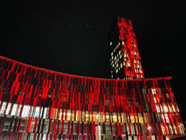 Tiran, Arnavutluk - 22 Kasım 2022: Tiran şehir merkezinde Tiran Marriott Hotel gökdeleni olan yeni futbol stadyumu Arnavutluk