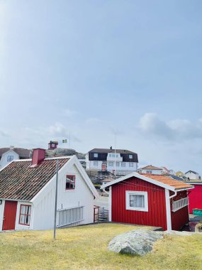 Vrango, Güney Göteborg Takımadası, İsveç - 8 Nisan 2022: Vrango, Güney Göteborg Takımadası, Bulutlu Gökyüzü 'nde kırmızı ahşap evleri olan bir köy manzarası. 
