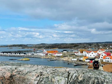 Vrango, Güney Göteborg Takımadası, İsveç - 8 Nisan 2022: Vrango, Güney Göteborg Takımadası, Bulutlu Gökyüzü üzerinde ahşap evleri olan bir köy manzarası. 