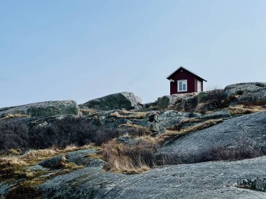 Vrango, Güney Göteborg Takımadası, İsveç - 8 Nisan 2022: Vrango, Güney Göteborg Takımadası, Bulutlu Gökyüzü üzerinde ahşap evleri olan bir köy manzarası. 