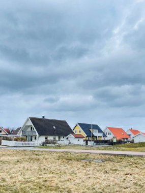 Vrango, Güney Göteborg Takımadası, İsveç - 8 Nisan 2022: Vrango, Güney Göteborg Takımadası, Bulutlu Gökyüzü üzerinde ahşap evleri olan bir köy manzarası. 
