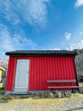 Donso, Güney Göteborg Takımadası, İsveç - 8 Nisan 2022: Donso, Güney Göteborg Takımadası 'nda ahşap evleri olan bir köy manzarası, Bulutlu gökyüzü. 