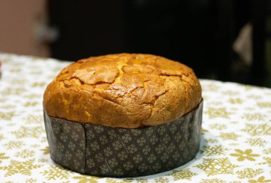 Paskalya ortodoks tatlı ekmeği masada. Ev yapımı Panettone. Geleneksel İtalyan Noel Pastası