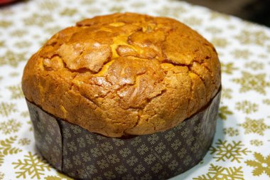 Paskalya ortodoks tatlı ekmeği masada. Ev yapımı Panettone. Geleneksel İtalyan Noel Pastası