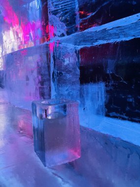 Buzlu barda buzdan yapılmış bardakta içilen içkinin arka planında diğer buzlu bardaklar var. Stockholm 'deki ünlü buz barından görüntü. 