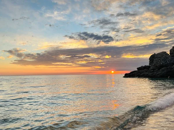 Vlore Arnavutluk 'taki İoninan Denizi üzerinde günbatımı manzarası. Sakin dalgalarla dalgalanan güzel bir su. Yatay fotoğraf. Boşluğu kopyala.