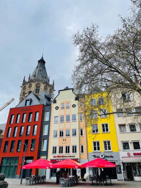 18 Nisan 2023, Köln, Almanya: Koln 'da tarihi heykeli olan eski pazar meydanı. Şehir hayatı ve şehir gelişimi. 