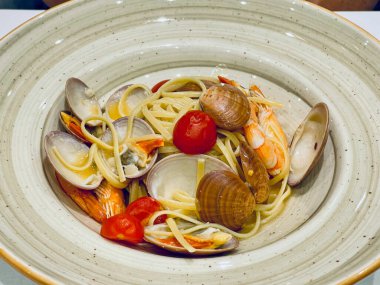 Karides, kuşkonmaz, vişneli domates, taze parmesan peyniri ve kekikle kaplayın. Sağlıklı yemek.. 