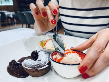 Dondurmalı çikolatalı sufle, beyaz tabakta. Yemek için hazır.. 