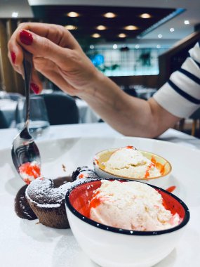 Dondurmalı çikolatalı sufle, beyaz tabakta. Yemek için hazır.. 