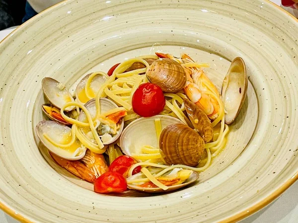 stock image Close up linguine with shrimps, asparagus, cherry tomatoes, fresh Parmesan cheese, and oregano. Healthy food. 