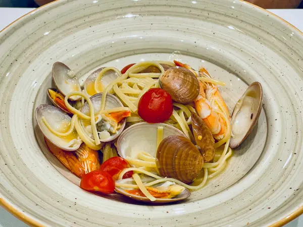 stock image Close up linguine with shrimps, asparagus, cherry tomatoes, fresh Parmesan cheese, and oregano. Healthy food. 