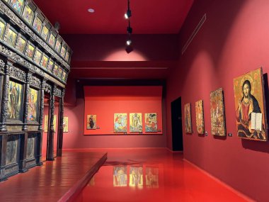 Korce, - Arnavutluk, 10 Haziran 2023: Bizans ve Bizans sonrası en büyük sanat koleksiyonunu barındıran Ortaçağ Sanat Müzesi sergileri. Ortaçağ Gotik tarzında resimler 