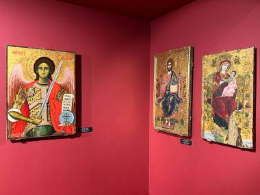 Korce, - Arnavutluk, 10 Haziran 2023: Bizans ve Bizans sonrası en büyük sanat koleksiyonunu barındıran Ortaçağ Sanat Müzesi sergileri. Ortaçağ Gotik tarzında resimler 