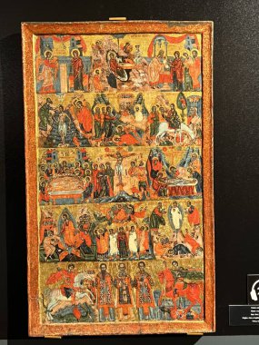 Korce, - Arnavutluk, 10 Haziran 2023: Bizans ve Bizans sonrası en büyük sanat koleksiyonunu barındıran Ortaçağ Sanat Müzesi sergileri. Ortaçağ Gotik tarzında resimler 