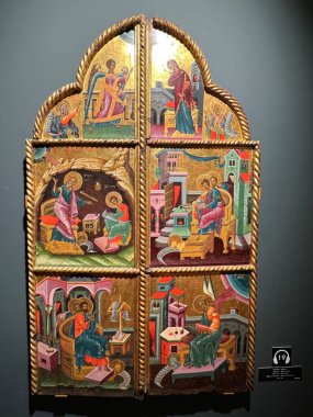 Korce, - Arnavutluk, 10 Haziran 2023: Bizans ve Bizans sonrası en büyük sanat koleksiyonunu barındıran Ortaçağ Sanat Müzesi sergileri. Ortaçağ Gotik tarzında resimler 