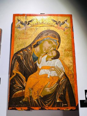 Korce, - Arnavutluk, 10 Haziran 2023: Bizans ve Bizans sonrası en büyük sanat koleksiyonunu barındıran Ortaçağ Sanat Müzesi sergileri. Ortaçağ Gotik tarzında resimler 