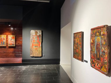 Korce, - Arnavutluk, 10 Haziran 2023: Bizans ve Bizans sonrası en büyük sanat koleksiyonunu barındıran Ortaçağ Sanat Müzesi sergileri. Ortaçağ Gotik tarzında resimler 