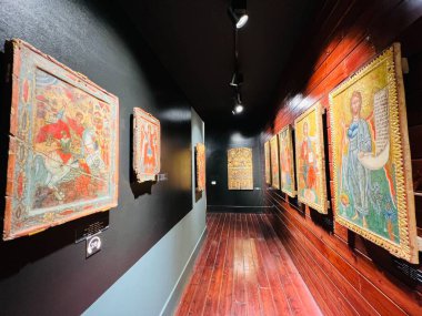 Korce, - Arnavutluk, 10 Haziran 2023: Bizans ve Bizans sonrası en büyük sanat koleksiyonunu barındıran Ortaçağ Sanat Müzesi sergileri. Ortaçağ Gotik tarzında resimler 