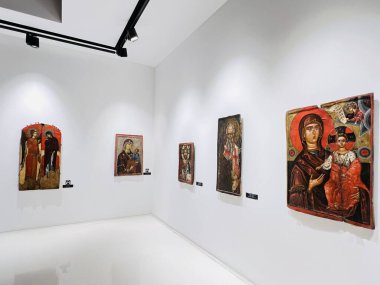 Korce, - Arnavutluk, 10 Haziran 2023: Bizans ve Bizans sonrası en büyük sanat koleksiyonunu barındıran Ortaçağ Sanat Müzesi sergileri. Ortaçağ Gotik tarzında resimler 