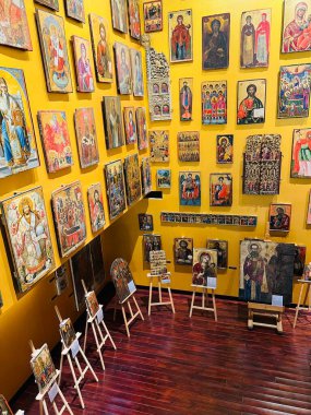 Korce, - Arnavutluk, 10 Haziran 2023: Bizans ve Bizans sonrası en büyük sanat koleksiyonunu barındıran Ortaçağ Sanat Müzesi sergileri. Ortaçağ Gotik tarzında resimler 