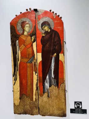 Korce, - Arnavutluk, 10 Haziran 2023: Bizans ve Bizans sonrası en büyük sanat koleksiyonunu barındıran Ortaçağ Sanat Müzesi sergileri. Ortaçağ Gotik tarzında resimler 