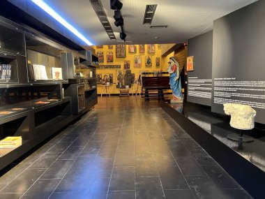 Korce, - Arnavutluk, 10 Haziran 2023: Bizans ve Bizans sonrası en büyük sanat koleksiyonunu barındıran Ortaçağ Sanat Müzesi sergileri. Ortaçağ Gotik tarzında resimler 