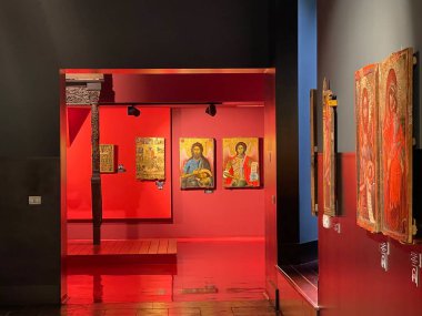Korce, - Arnavutluk, 10 Haziran 2023: Bizans ve Bizans sonrası en büyük sanat koleksiyonunu barındıran Ortaçağ Sanat Müzesi sergileri. Ortaçağ Gotik tarzında resimler 