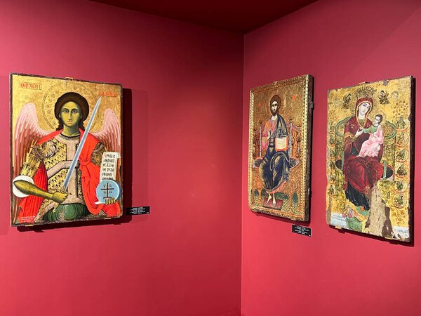 Корче, - Албания, 10 июня 2023 года: Экспонаты Национального художественного музея средневекового искусства, в котором хранится крупнейшая коллекция византийского и послевизантийского искусства. Картины в зале средневекового готического стиля 