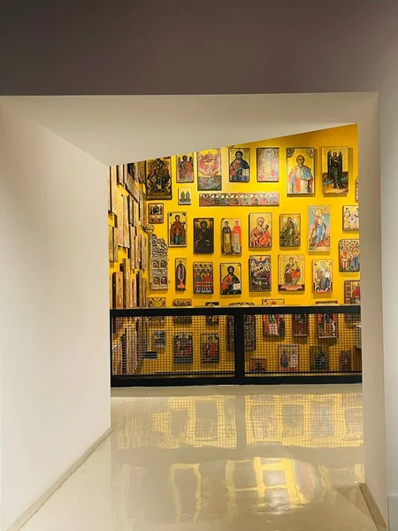 コルセ アルバニア 2023年6月10日 ビザンチンとポストビザンチン美術の最大のコレクションを保持している国立中世美術館の展示 中世ゴシック様式の堂内の写真 — ストック写真