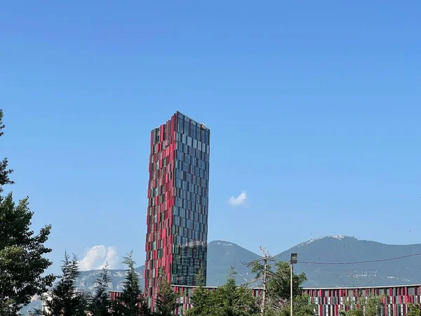 Tiran, Arnavutluk - 20 Haziran 2023: Tiran şehir merkezinde Tiran Marriott Hotel gökdeleni olan yeni futbol stadyumu Arnavutluk. Yatay fotoğraf. 