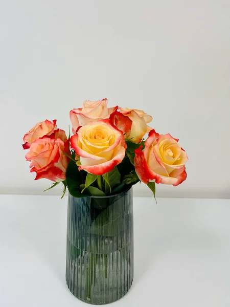 Bukiet Pięknych Róż Mieści Się Przezroczystym Szklanym Wazonie Biurze Izolowane — Zdjęcie stockowe