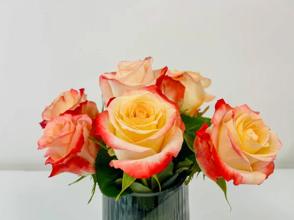 Kytice Krásných Růží Uložená Průhledné Skleněné Váze Kanceláři Izolované Bílém — Stock fotografie