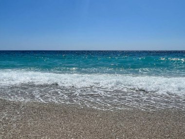 Arnavutluk 'taki Rocky plajı ve İyon Denizi' nin kristal turkuaz suyu. Yaz tatili konsepti. Uzayı kopyala Yatay Fotoğraf