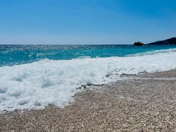アルバニアのイオニア海のロッキービーチとクリスタルターコイズブルーの水 夏休みのコンセプト コピースペース 横写真 — ストック写真