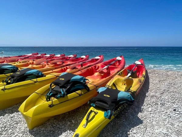 Kajakozás Beach Concept Fotón Sport Kayak Rocky Beach Shore Közelkép — Stock Fotó