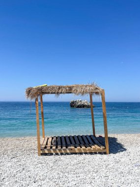 Beyaz kumsal gölgeleri. Oteldeki lüks kumsal çadırları. Plaj tatili. 