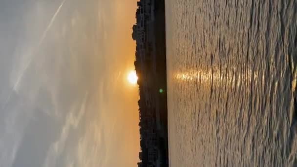 日没の湖の表面上の太陽の反射 日の出 Kビデオ 垂直ビデオ 高品質のフルHd映像 — ストック動画