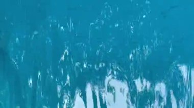 Yüzme havuzu su arka planı, HD. Yüksek kaliteli FullHD görüntüler. Dikey video. 