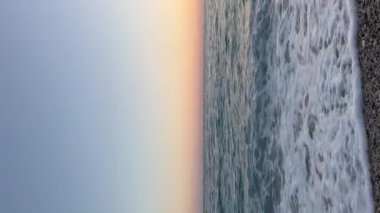 Vlore Albanua 'da Adriyatik Denizi üzerinde güzel bir gün batımı. Yüksek kaliteli FullHD görüntüsü. Yaz tatili konsepti. dikey video