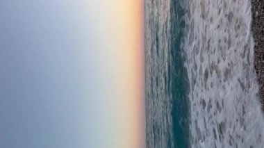 Vlore Albanua 'da Adriyatik Denizi üzerinde güzel bir gün batımı. Yüksek kaliteli FullHD görüntüsü. Yaz tatili konsepti. dikey video