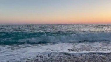 Vlore Albanua 'da Adriyatik Denizi üzerinde güzel bir gün batımı. Yüksek kaliteli FullHD görüntüsü. Yaz tatili konsepti. Yatay video