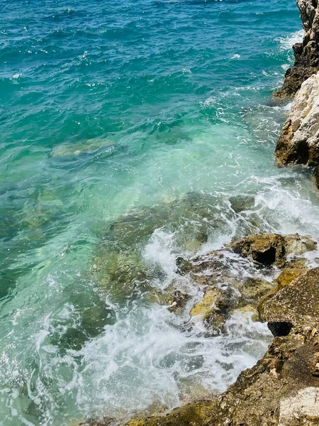 Praia Rochosa Água Cristalina Turquesa Mar Jónico Albânia Vista Calma — Fotografia de Stock