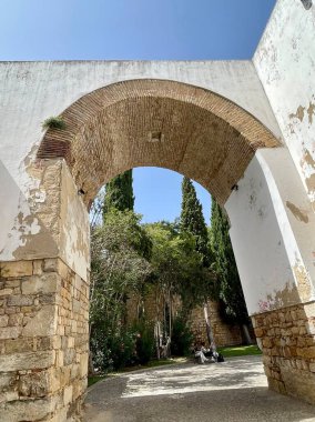 Portekiz 'in eski Faro kentindeki sokak manzarası. Şehir merkezinin tarihi sokakları.